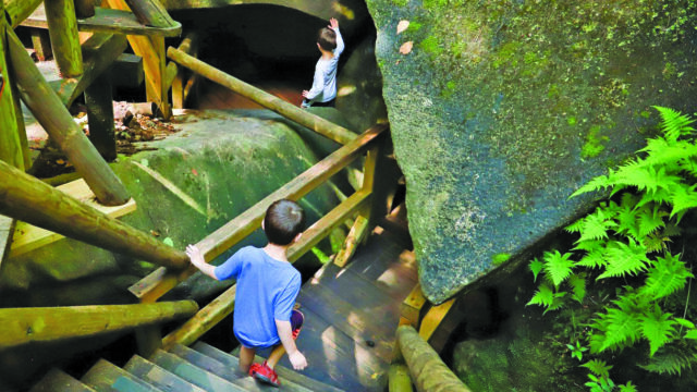 LostRiver_cave+2kids