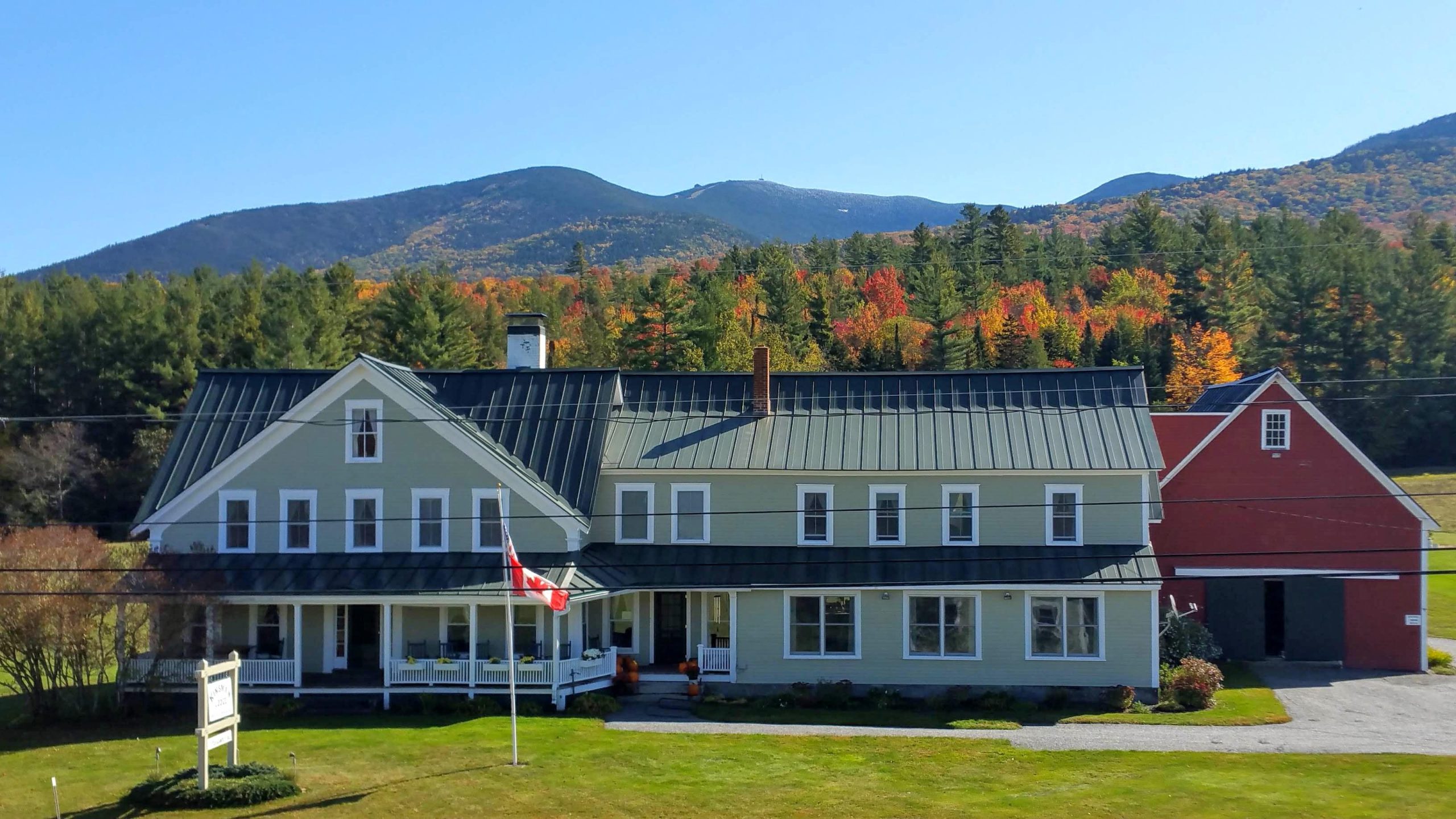 Wooden farmhouse bed & breakfast Kinsman Lodge Franconia Notch